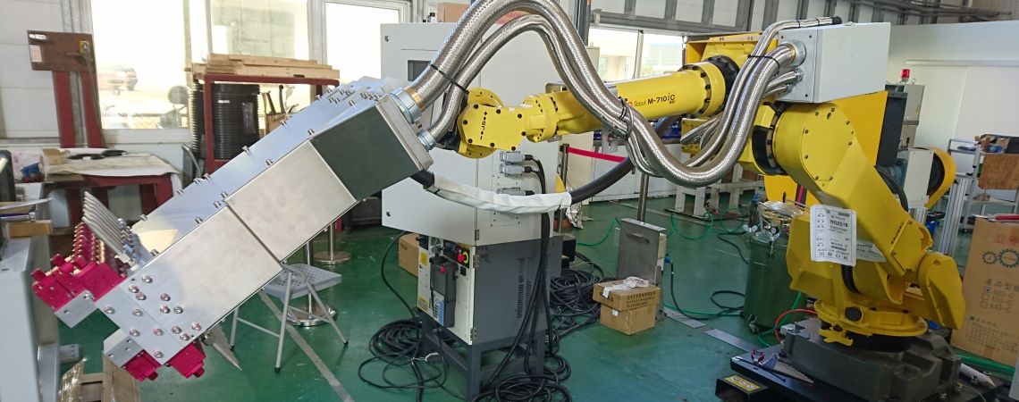 Meccanismo di spruzzatura a 10 ugelli con FANUC M-710iC/50