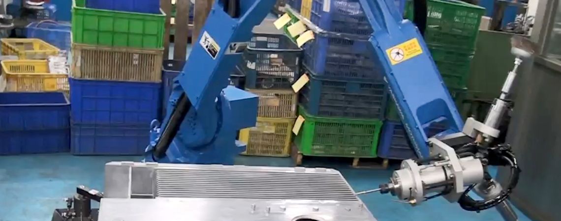 Il motoman HP20D di YASKAWA afferra tre strumenti per la sbavatura