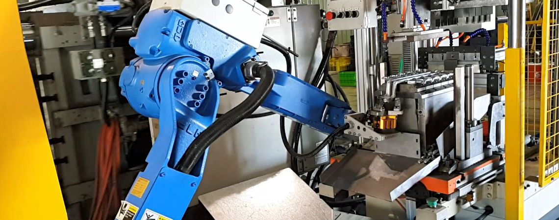 Rifilatura e sbavatura di fusione con macchina per punzonatura & YASKAWA motoman HP20D