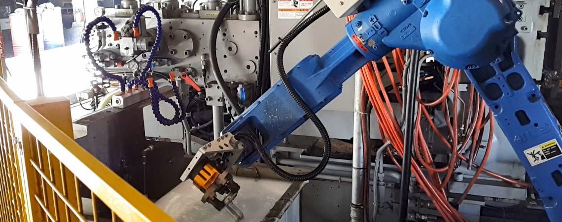 Il braccio robotico YASKAWA GP25 posiziona il getto nella vasca di raffreddamento per ridurre la temperatura.
