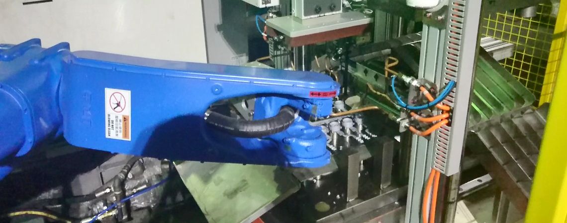 Il braccio robotico YASKAWA motoman GP25, in combinazione con la pressa idraulica, perfora e taglia i prodotti con una configurazione di 1-matrice e 12-fori in diversi cestini.