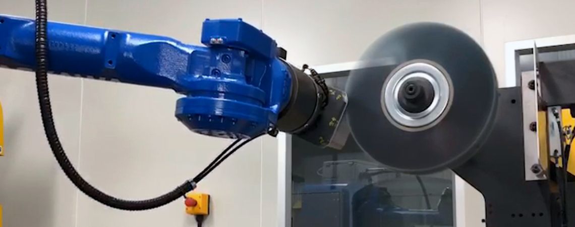 Lucidatura di fusione con YASKAWA motoman GP50