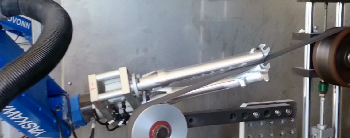 Lucidatura delle forcelle della bicicletta in lega di magnesio con il motoman HP20D di YASKAWA