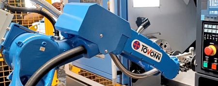 Automazione della cura delle macchine - Gestione del tornio con YASKAWA motoman GP25