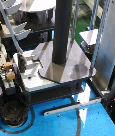 Carrello per jig per sistema di alimentazione automatizzato dei vassoi