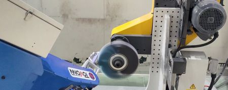 Macchina intelligente per ruote a flap, Macchina per ruote a flap a doppio asse - Lucidatura di fusione con YASKAWA motoman GP25