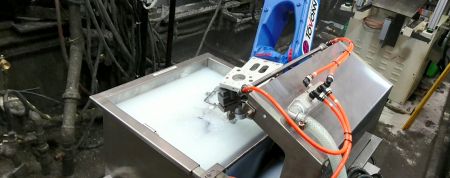 Serbatoio di raffreddamento dell'acqua di colata - Il braccio robotico YASKAWA GP25 posiziona il getto nella vasca di raffreddamento per ridurre la temperatura.