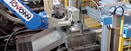 Pressa idraulica per taglio a bordo, Macchina per pressa idraulica - Il braccio robotico YASKAWA motoman GP25 posiziona le fusioni sulla pressa idraulica.