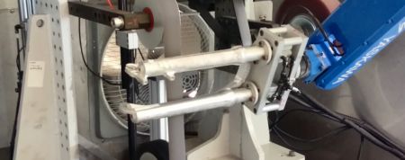 Braccio robotico per la smerigliatura e la lucidatura - Lucidatura delle forcelle della bicicletta in lega di magnesio con il motoman HP20D di YASKAWA